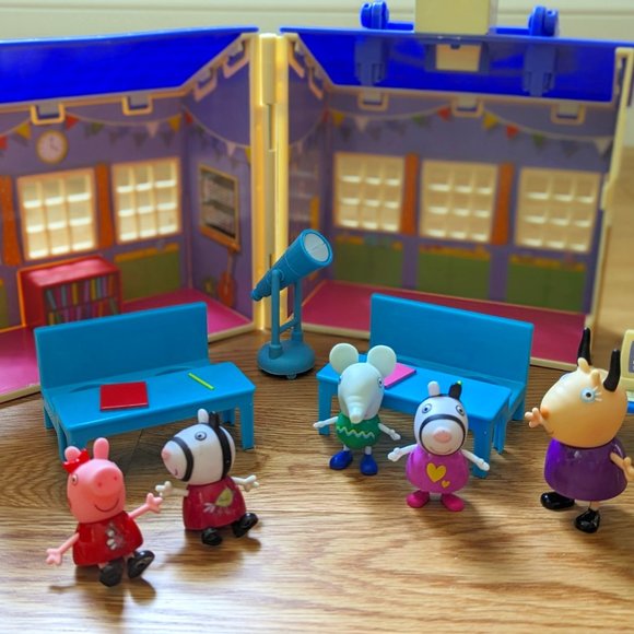 Peppa Pig Other - SOLD - Peppa Pig School house